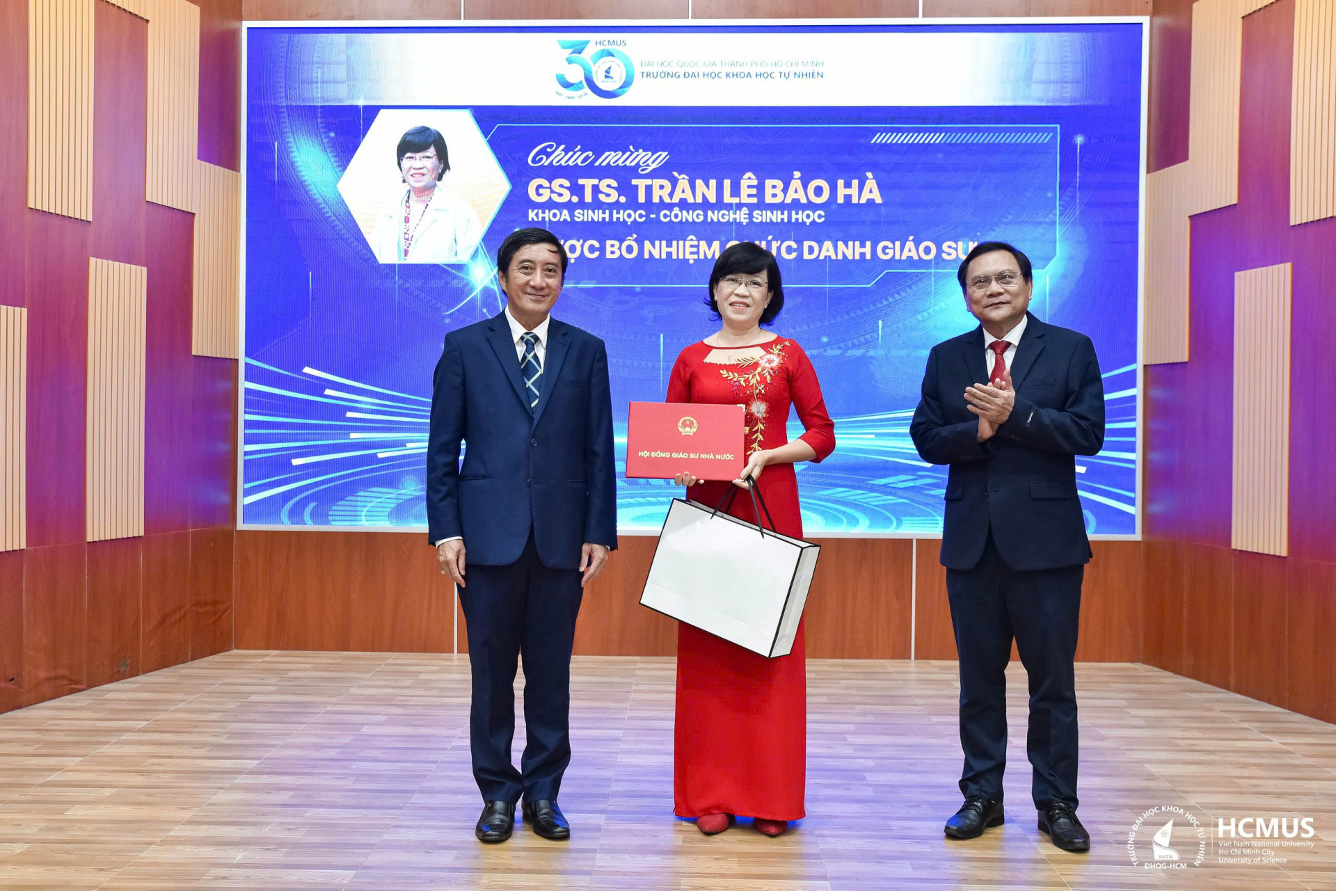 GS.TS Trần Lê Bảo Hà tại lễ trao quyết định bổ nhiệm chức danh giáo sư, phó giáo sư năm 2025. Ảnh: Trường ĐH Khoa học Tự nhiên, ĐHQG TP.HCM.