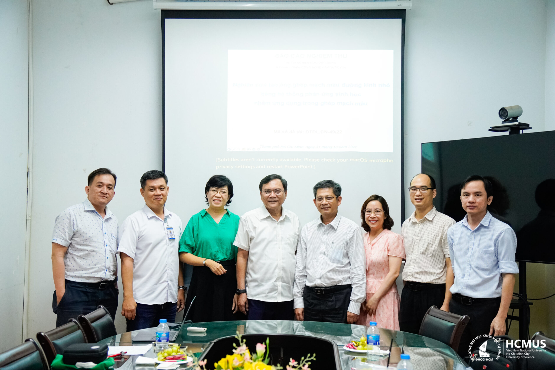 GS.TS Trần Lê Bảo Hà, thứ ba từ trái sang, cùng các thành viên tại buổi nghiệm thu cấp cơ sở đề tài ống ghép mạch máu đường kính nhỏ. Ảnh: Trường Đại học Khoa học Tự nhiên, ĐHQG-HCM.