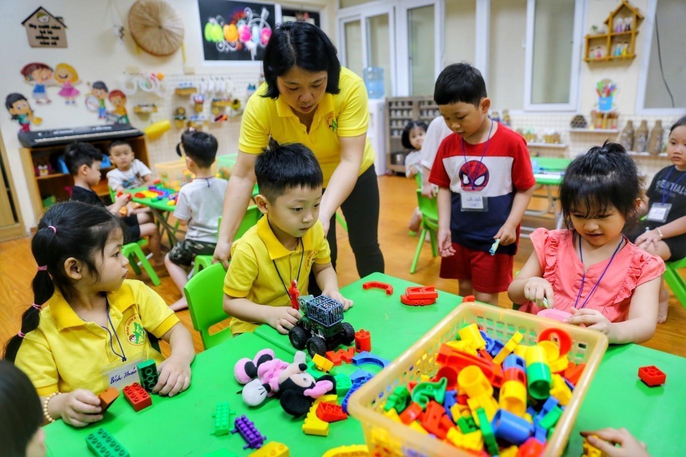Không gian giáo dục, vui chơi và chăm sóc trẻ cần được tính như một phần của hệ thống hỗ trợ gia đình nuôi con.
