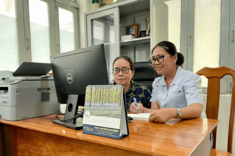 TS. Cao Thị Thúy Hằng (bên phải) trao đổi về kết quả nghiên cứu enzyme từ vi sinh vật biển. Ảnh: VJST.