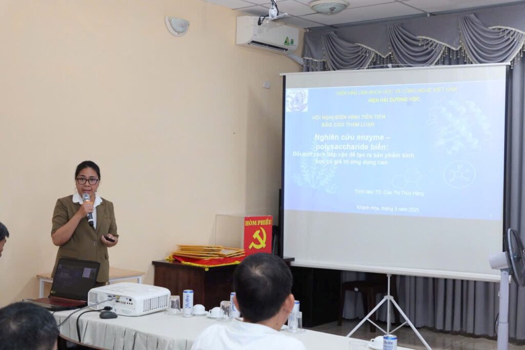 TS. Cao Thị Thúy Hằng trình bày nghiên cứu về enzyme và polysaccharide biển tại Viện Hải dương học. Ảnh: Viện Hải dương học.