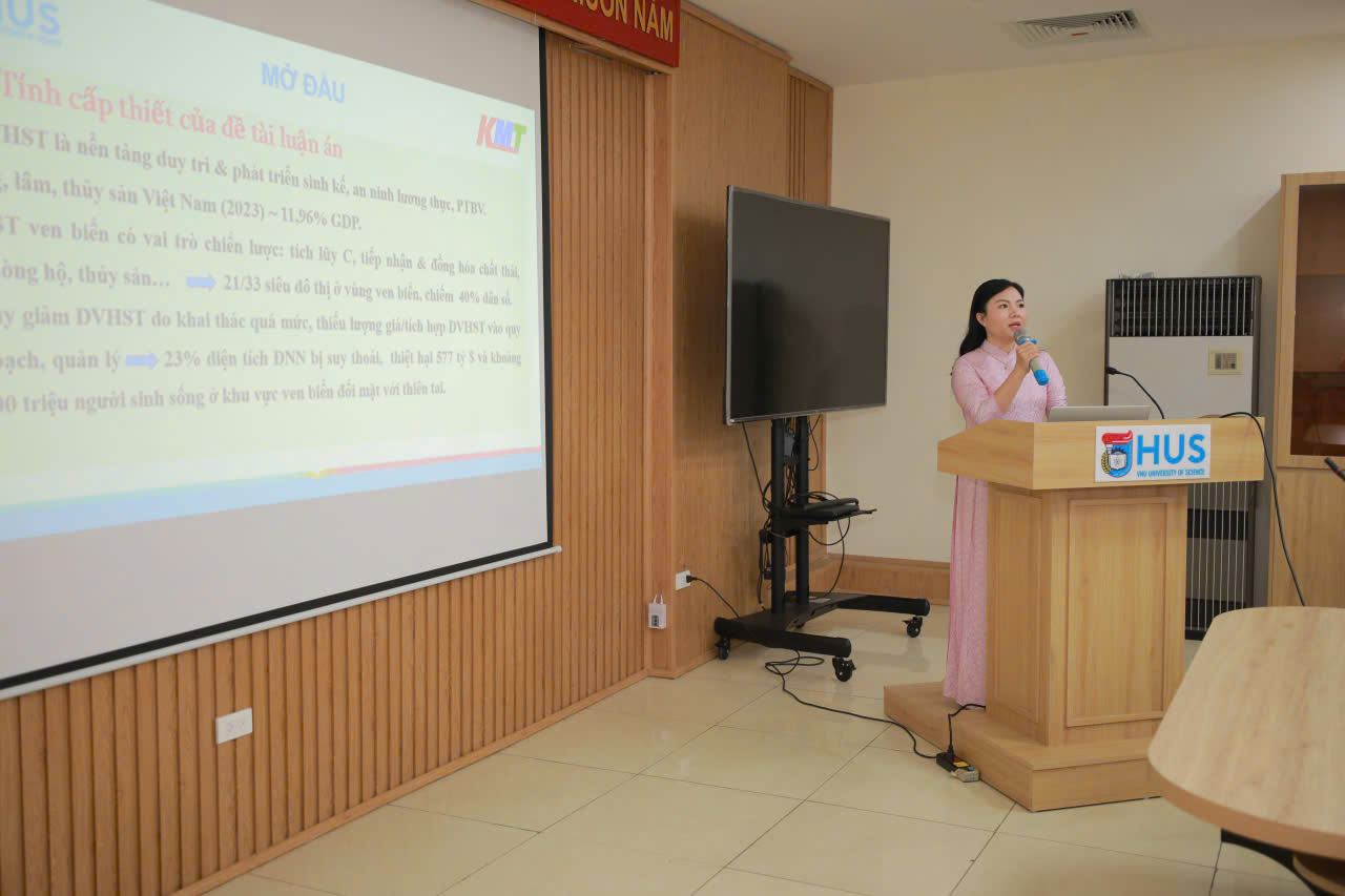 NCS. Nguyễn Thị Thu Hà trình bày nghiên cứu về dịch vụ hệ sinh thái đất ngập nước ven biển Kim Đông – Bình Minh tại buổi bảo vệ luận án ngày 13/4/2026. Ảnh: Viện Địa lý nhân văn và Phát triển bền vững.