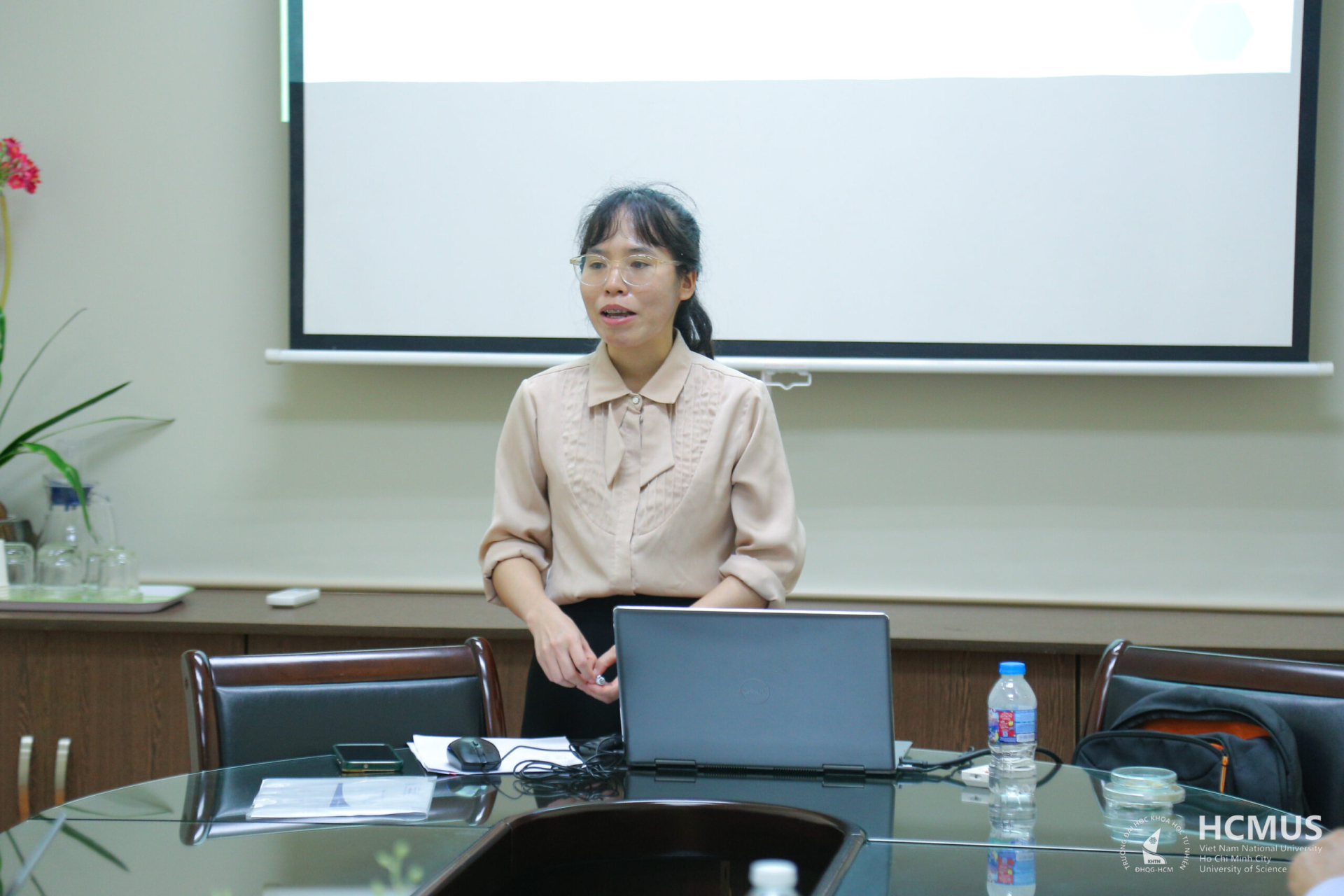 TS. Tôn Nữ Quỳnh Trang trình bày kết quả nghiên cứu đế SERS bạc – titanium dioxide tại buổi nghiệm thu tháng 1/2026. Đây là nền vật liệu khác với cảm biến cotton Ag@MoS₂ trong bài báo mới. Ảnh: HCMUS.