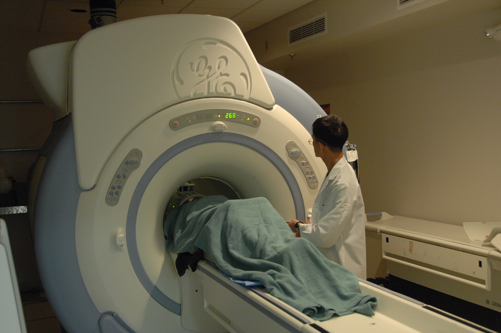 Máy MRI tạo dữ liệu gồm nhiều lát cắt; các cấu trúc trên ảnh cần được xác định trước khi dùng để huấn luyện AI. Ảnh minh họa: NIH Image Gallery/Wikimedia Commons.