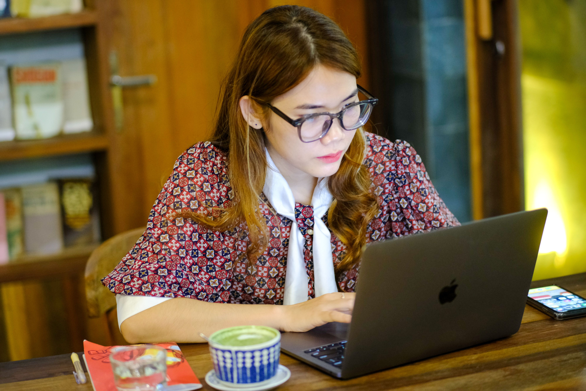 Công nghệ có thể mở rộng cơ hội việc làm trong lĩnh vực dịch vụ, nhưng chất lượng và độ ổn định của việc làm vẫn cần được tính đến. Ảnh minh họa tại Huế: Nhà văn/Pexels.