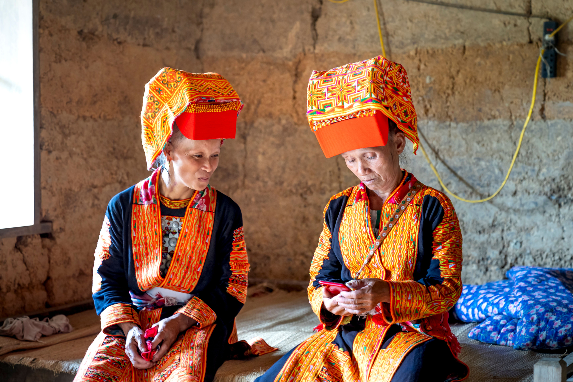 Hai phụ nữ dân tộc Dao cùng sử dụng điện thoại thông minh tại Việt Nam. Kết nối số chỉ phát huy giá trị kinh tế khi đi kèm kỹ năng và cơ hội phù hợp. Ảnh minh họa: Quang Nguyen Vinh/Pexels.