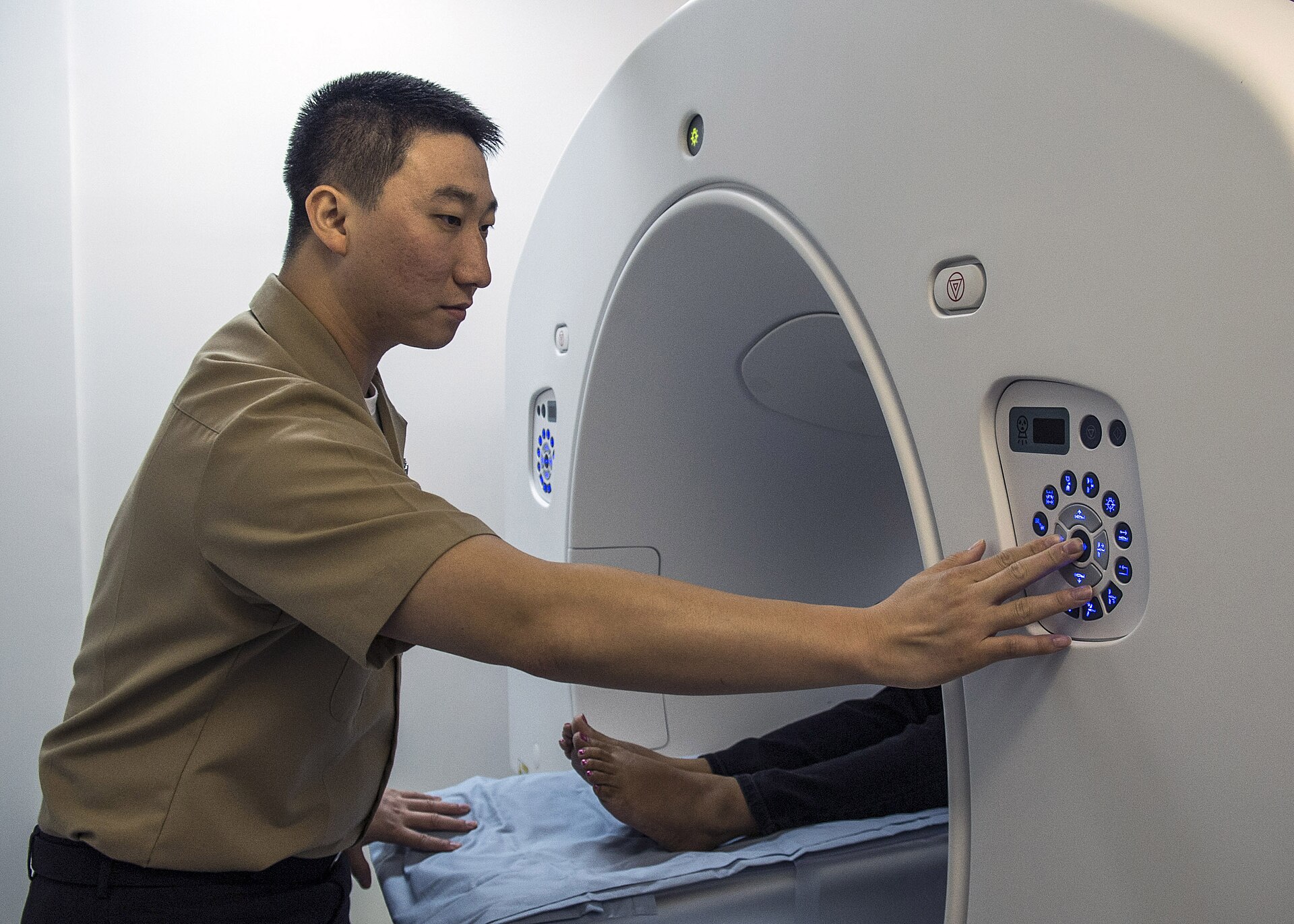 Thiết bị CT có thể tạo một chuỗi ảnh gồm nhiều lát cắt cần được xử lý và gán nhãn. Ảnh minh họa: Amanda S. Kitchner/U.S. Navy.
