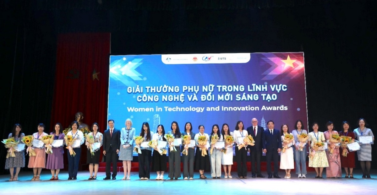   PGS.TS Lê Thị Phương Mai (thứ hai từ trái sang) tại lễ trao Giải thưởng “Phụ nữ trong lĩnh vực Công nghệ và Đổi mới sáng tạo” ngày 11/6/2025. Alt: “Các cá nhân nhận Giải thưởng Phụ nữ trong lĩnh vực Công nghệ và Đổi mới sáng tạo năm 2025”. Nguồn: Viện Khoa học và Công nghệ tiên tiến, Đại học Đà Nẵng.   