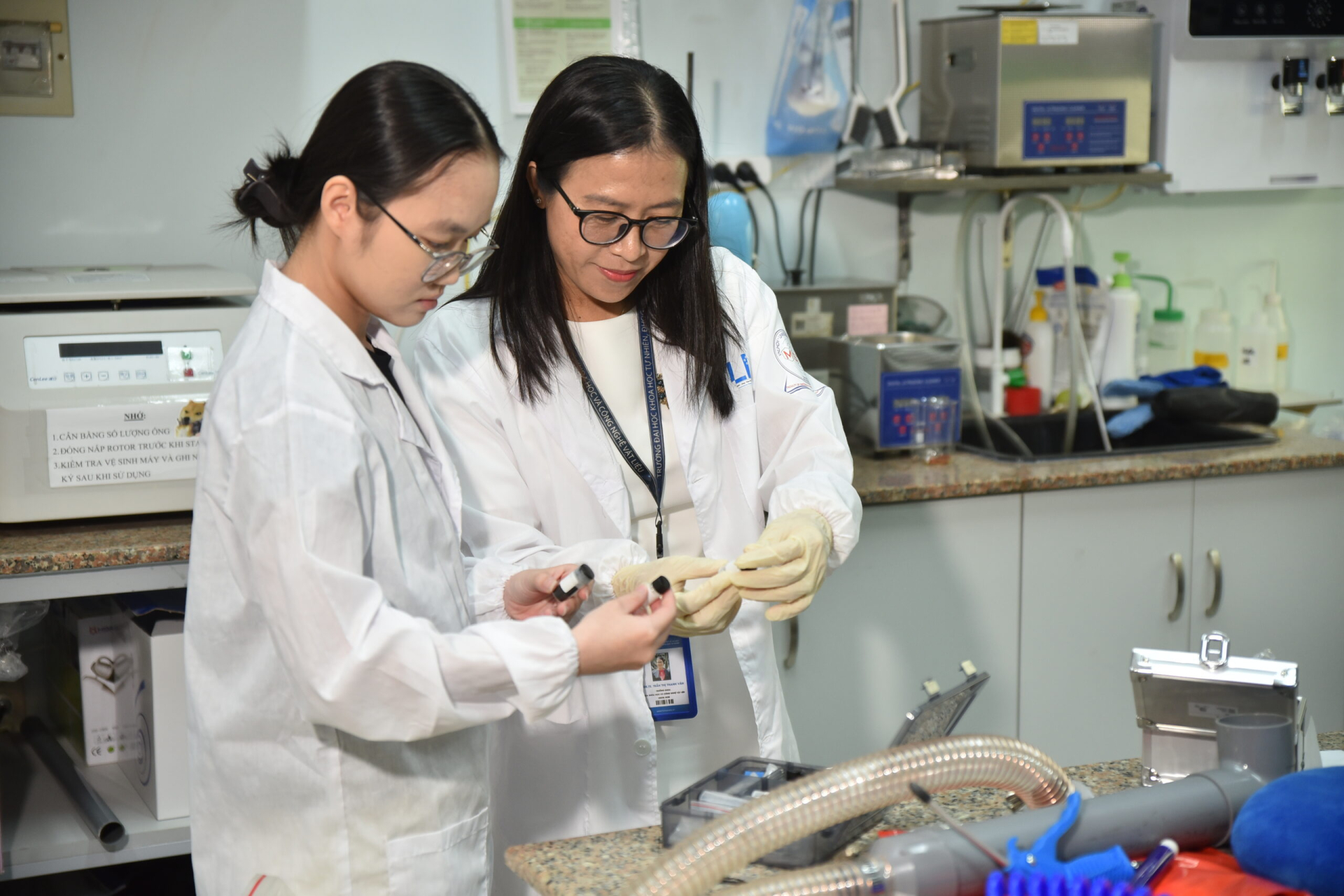 GS.TS Trần Thị Thanh Vân (bên phải) cùng sinh viên làm việc trong phòng thí nghiệm. Ảnh: Trường Đại học Khoa học tự nhiên, ĐHQG-HCM.