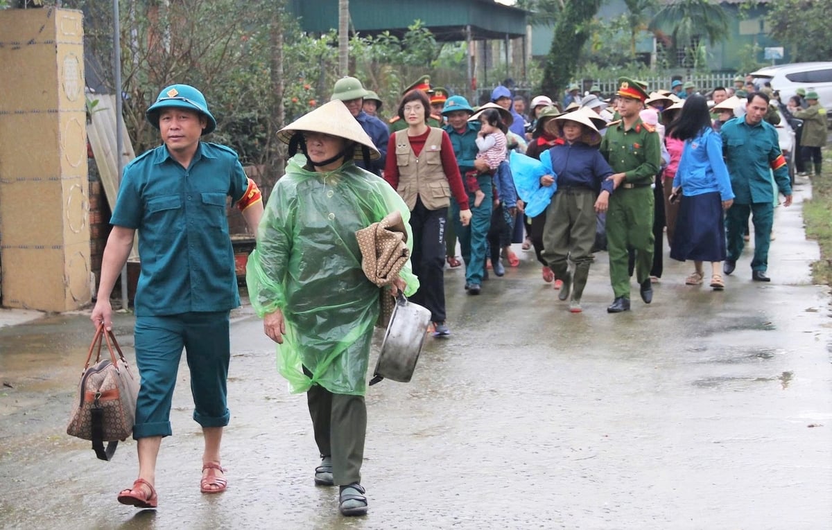 Người dân và lực lượng tại chỗ diễn tập sơ tán khỏi vùng có nguy cơ ngập lụt tại xã Cẩm Duệ, Hà Tĩnh, tháng 11/2025. Ảnh: Cổng Thông tin điện tử tỉnh Hà Tĩnh.