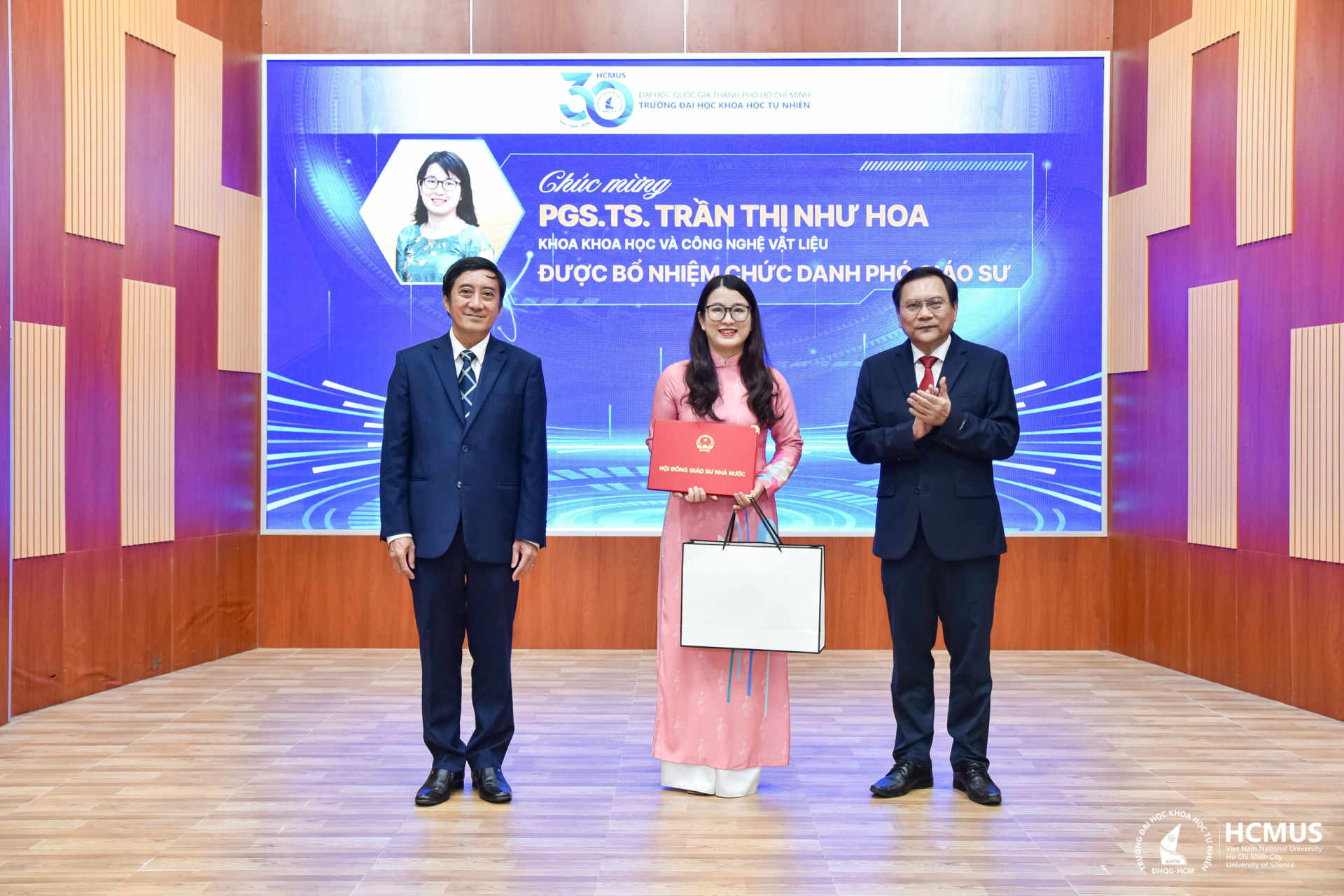 PGS.TS Trần Thị Như Hoa đứng giữa tại lễ nhận quyết định bổ nhiệm chức danh Phó giáo sư.