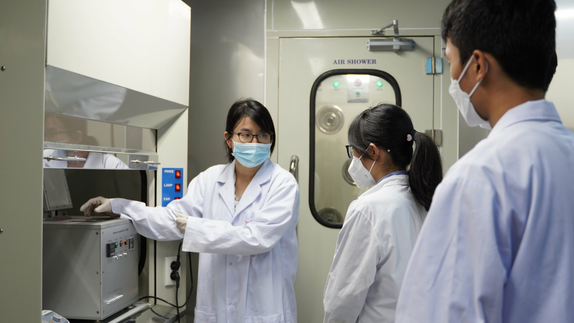 PGS.TS Trần Thị Như Hoa, ngoài cùng bên trái, trao đổi với sinh viên và học viên cao học trong phòng thí nghiệm. Ảnh: HCMUS.