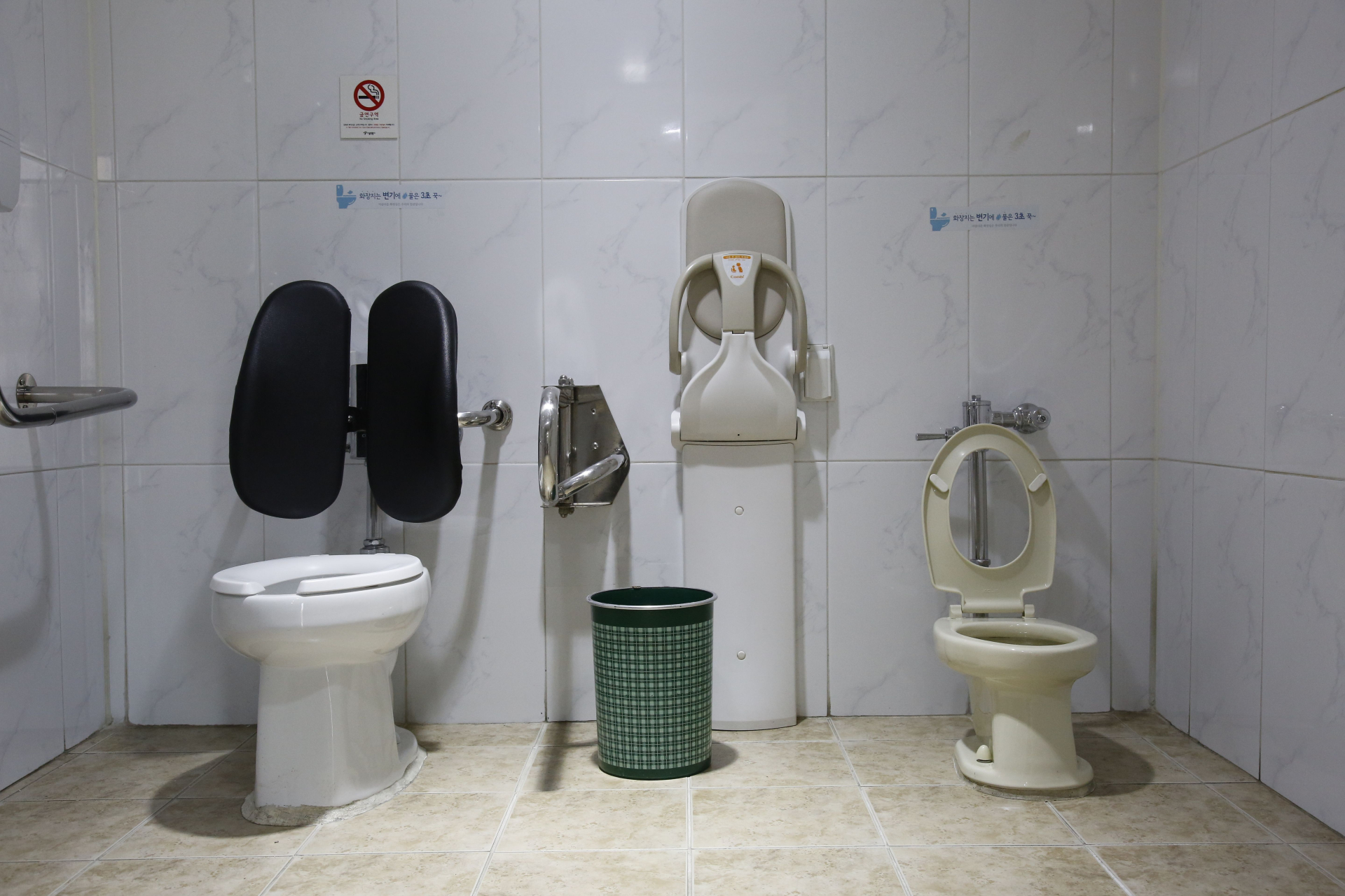 Nhà vệ sinh công cộng cần tính đến khả năng tiếp cận và nhu cầu của người đi cùng trẻ nhỏ. Ảnh minh họa