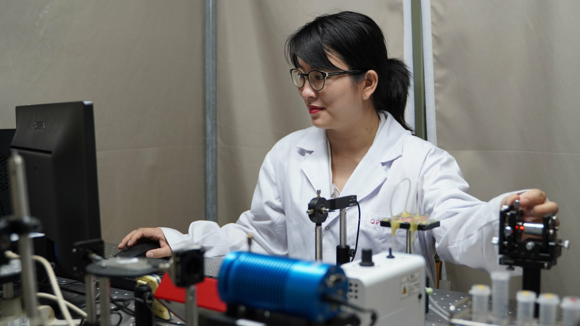 PGS.TS Trần Thị Như Hoa làm việc với hệ thiết bị quang học tại phòng thí nghiệm. Ảnh: HCMUS.