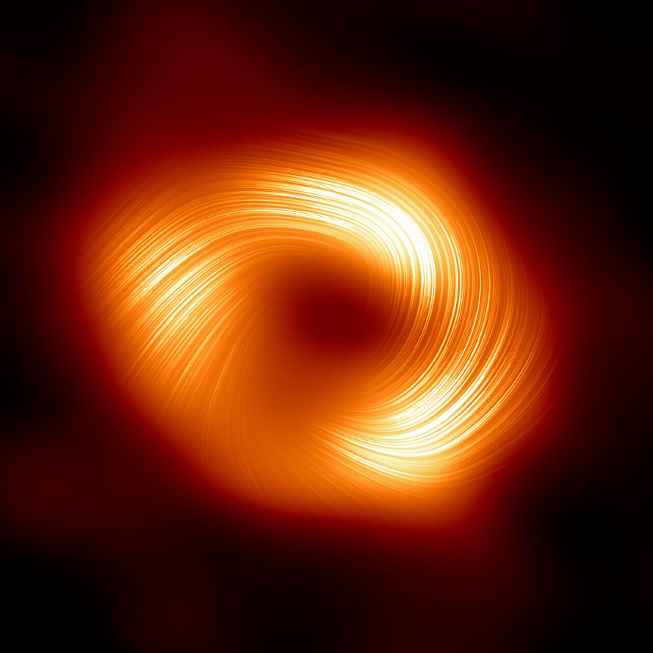 Sagittarius A*, hố đen siêu nặng ở trung tâm Dải Ngân Hà, trong ánh sáng phân cực. Các đường trên ảnh biểu thị hướng phân cực liên quan đến cấu trúc từ trường. Ảnh: EHT Collaboration, phát hành qua ESO.
