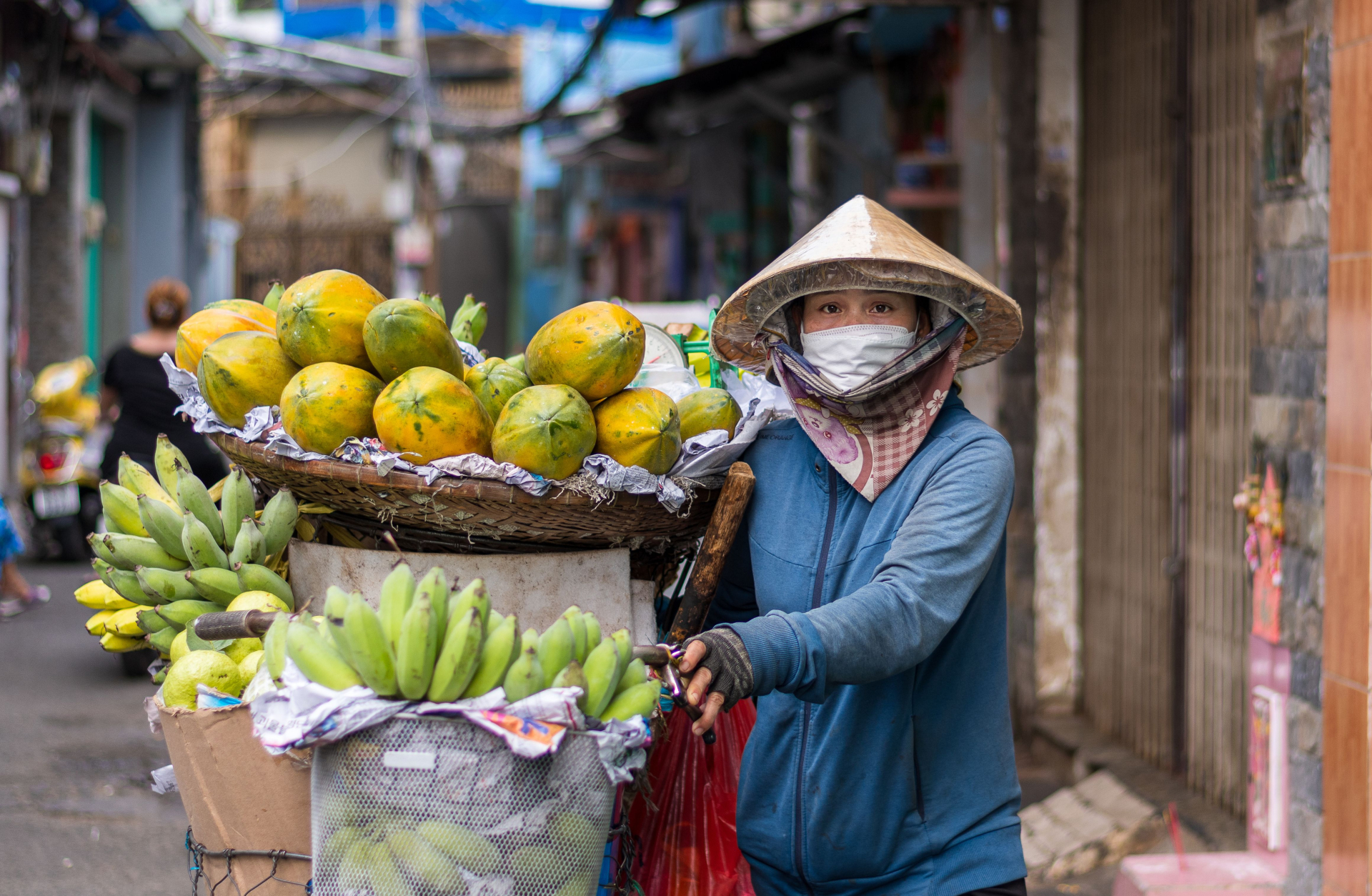 Một phụ nữ bán trái cây trên đường phố TP.HCM. Chính sách chính thức hóa cần tính đến đặc điểm của các hoạt động kinh doanh quy mô nhỏ và linh hoạt. Ảnh: Ahmad Malulein/Pexels.