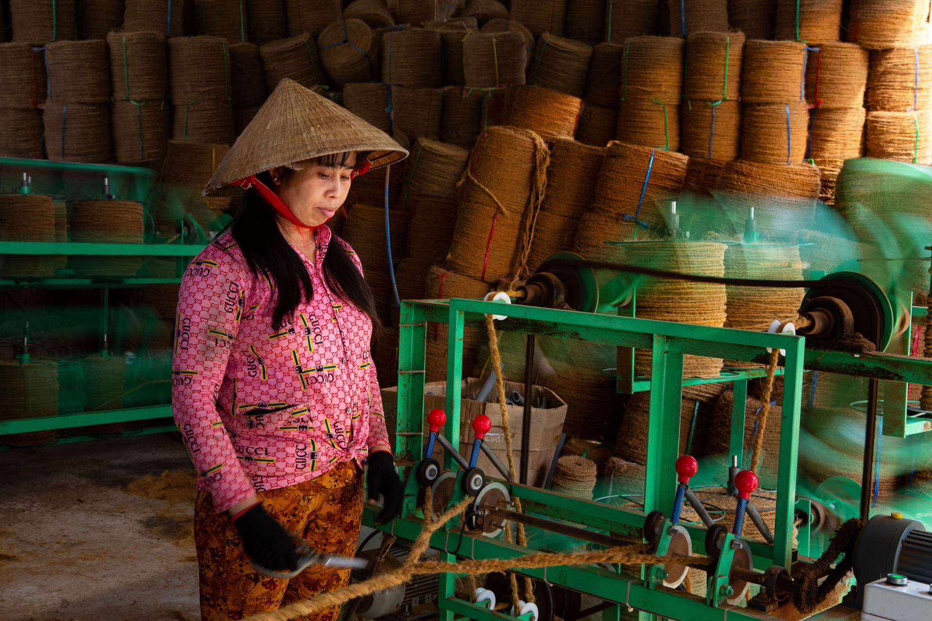Một lao động nữ làm việc tại cơ sở sản xuất ở Việt Nam. Số lượng lao động có thể là một căn cứ ưu tiên trong một số tình huống lựa chọn nhà thầu hiện hành. Ảnh: Tran Le Tuan/Pexels.