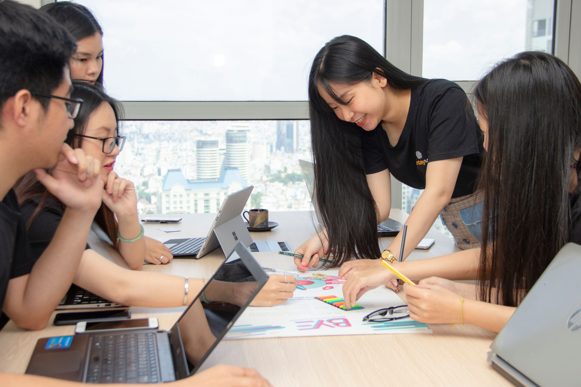 Thay vì buộc tất cả nhân viên dùng chung một mức tiện nghi, không gian làm việc có thể tăng khả năng điều chỉnh theo vị trí và nhu cầu cá nhân. Ảnh: Van Tay Media/Pexels.
