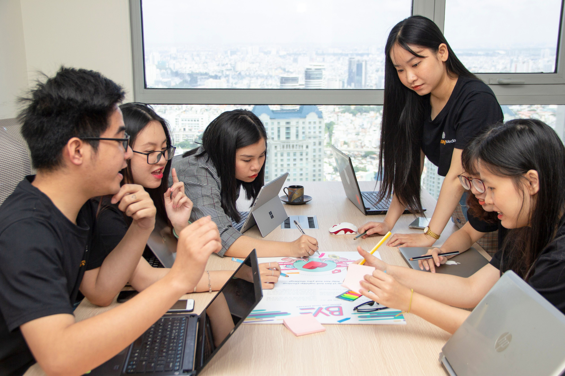 Mỗi người trong cùng một không gian làm việc có thể cảm nhận nhiệt độ khác nhau; thiết kế tiện nghi nhiệt cần tính đến sự đa dạng của người sử dụng. Ảnh: Van Tay Media/Pexels.