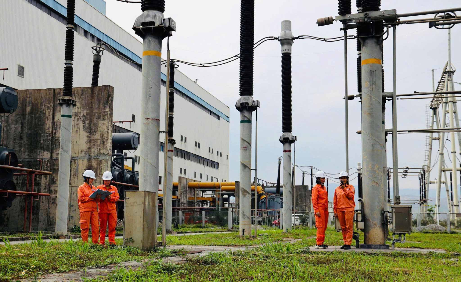 Nữ cán bộ, công nhân viên EVN trong hoạt động chuyên môn. Ảnh minh họa lao động nữ ở vị trí kỹ thuật, không phải người tham gia nghiên cứu ILO. Nguồn: EVN.