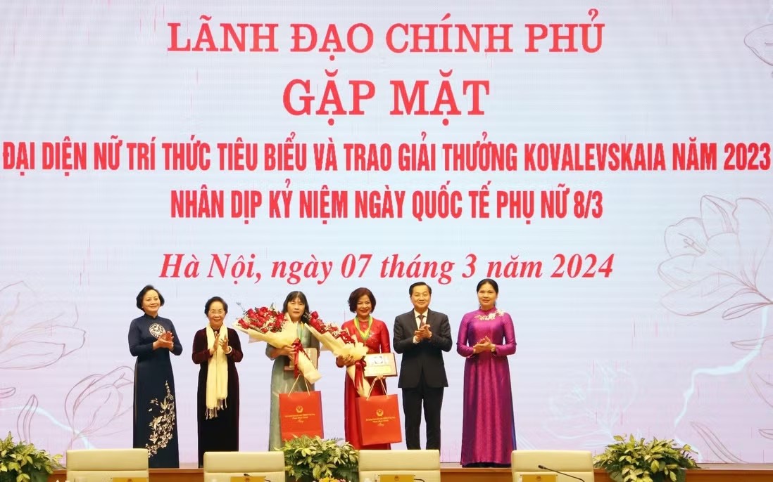 GS.TS Hoàng Thị Thái Hòa (áo dài xanh) tại buổi lễ vinh danh Giải thưởng Kovalevskaia dành cho các nhà khoa học nữ xuất sắc. Ảnh: Đại học Huế