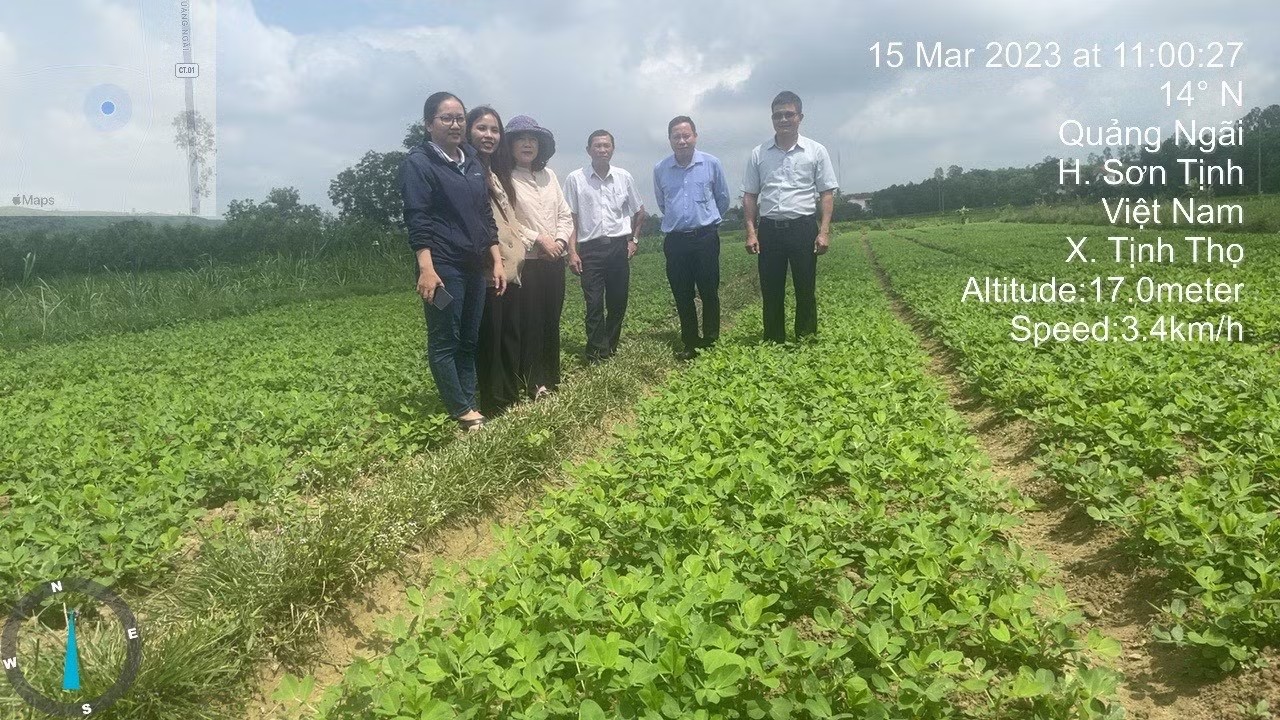 Không chỉ đam mê nghiên cứu, GS.TS Hoàng Thị Thái Hòa còn tận tâm truyền lửa cho nhiều thế hệ sinh viên, hướng dẫn họ đưa khoa học ứng dụng vào thực tiễn. (Ảnh: NVCC)