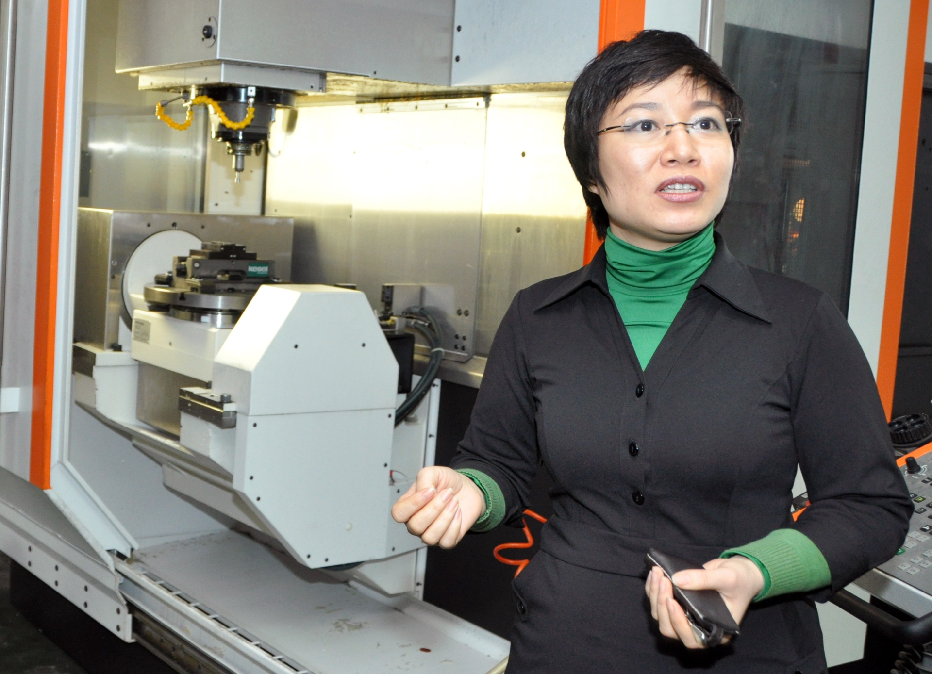PGS.TS Nguyễn Thị Hồng Minh trao đổi trong phòng thực hành cơ khí tại Đại học Bách khoa Hà Nội năm 2012. Ảnh tư liệu: Richard Nyberg/USAID.