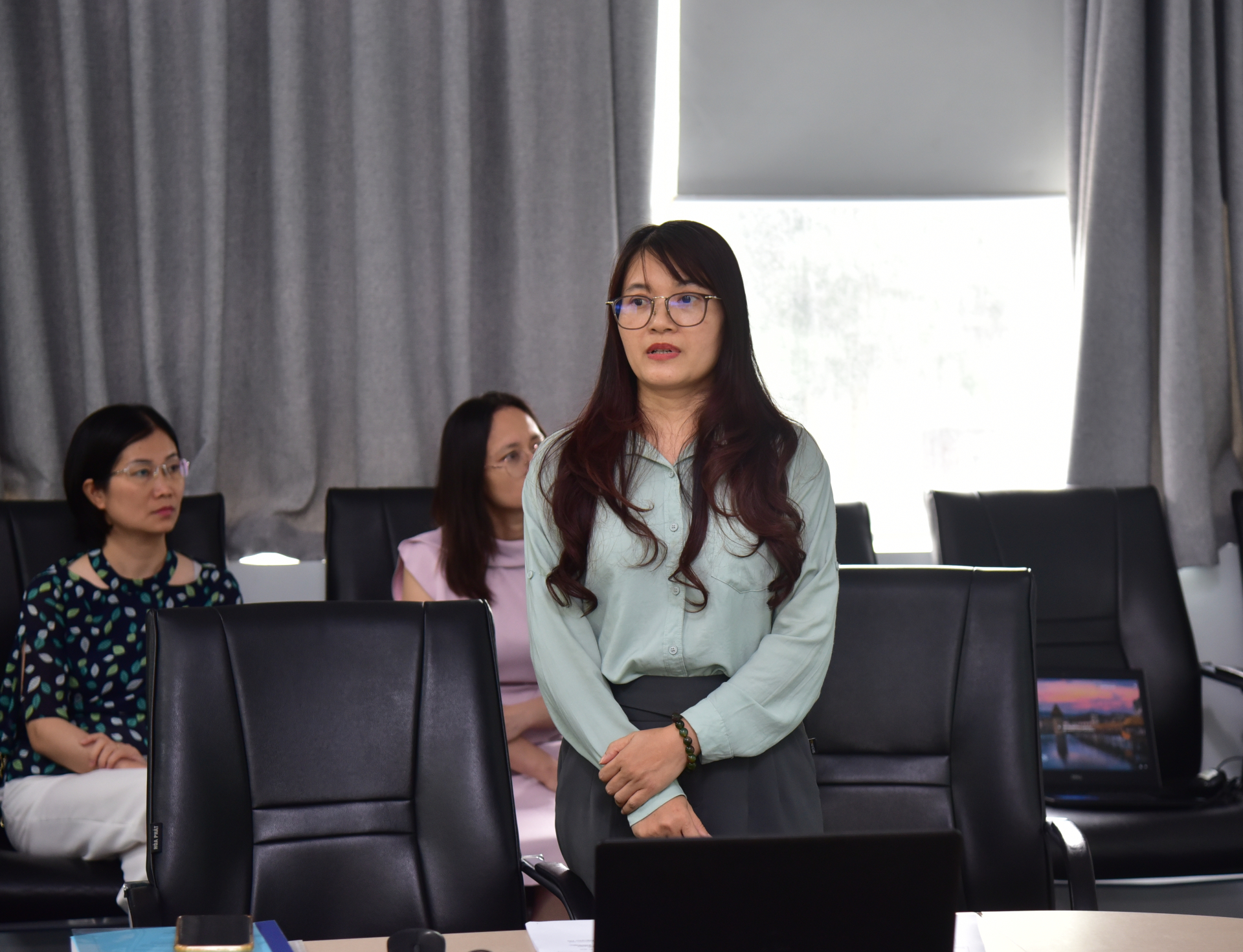 NCS Nguyễn Phương Nhị trình bày kết quả nghiên cứu tại buổi bảo vệ luận án ở USTH. Ảnh: USTH.
