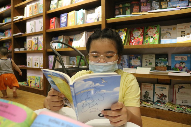 Một độc giả nhỏ tuổi đọc sách tại nhà sách ở Hà Nội. Ảnh: VGP/Chung Anh.
