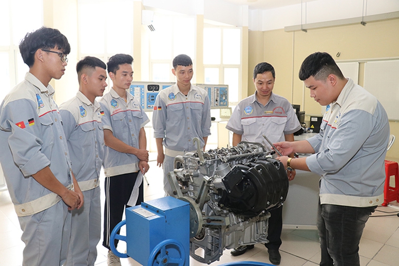 Sinh viên Trường Cao đẳng Cơ khí nông nghiệp tham gia chương trình đào tạo chất lượng cao. Ảnh minh họa vai trò của đào tạo nghề trong quá trình chuyển đổi kỹ năng. Nguồn: Báo Điện tử Chính phủ.