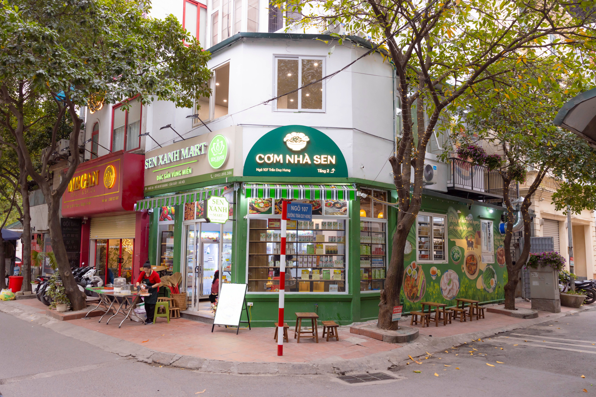 Một góc phố tại Hà Nội với nhiều cơ sở kinh doanh cùng hiện diện. Ảnh minh họa cho bài toán lựa chọn vị trí trong môi trường cạnh tranh, không phải dữ liệu của nghiên cứu. Ảnh: HONG SON/Pexels.