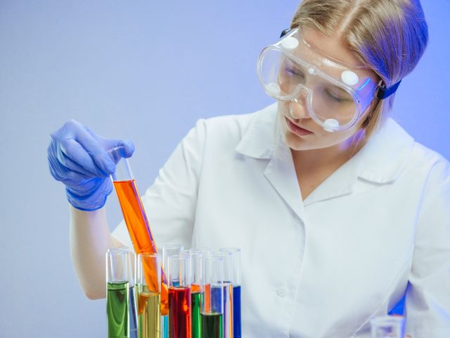 Nhà khoa học nữ tiến hành nghiên cứu ứng dụng tại phòng thí nghiệm.