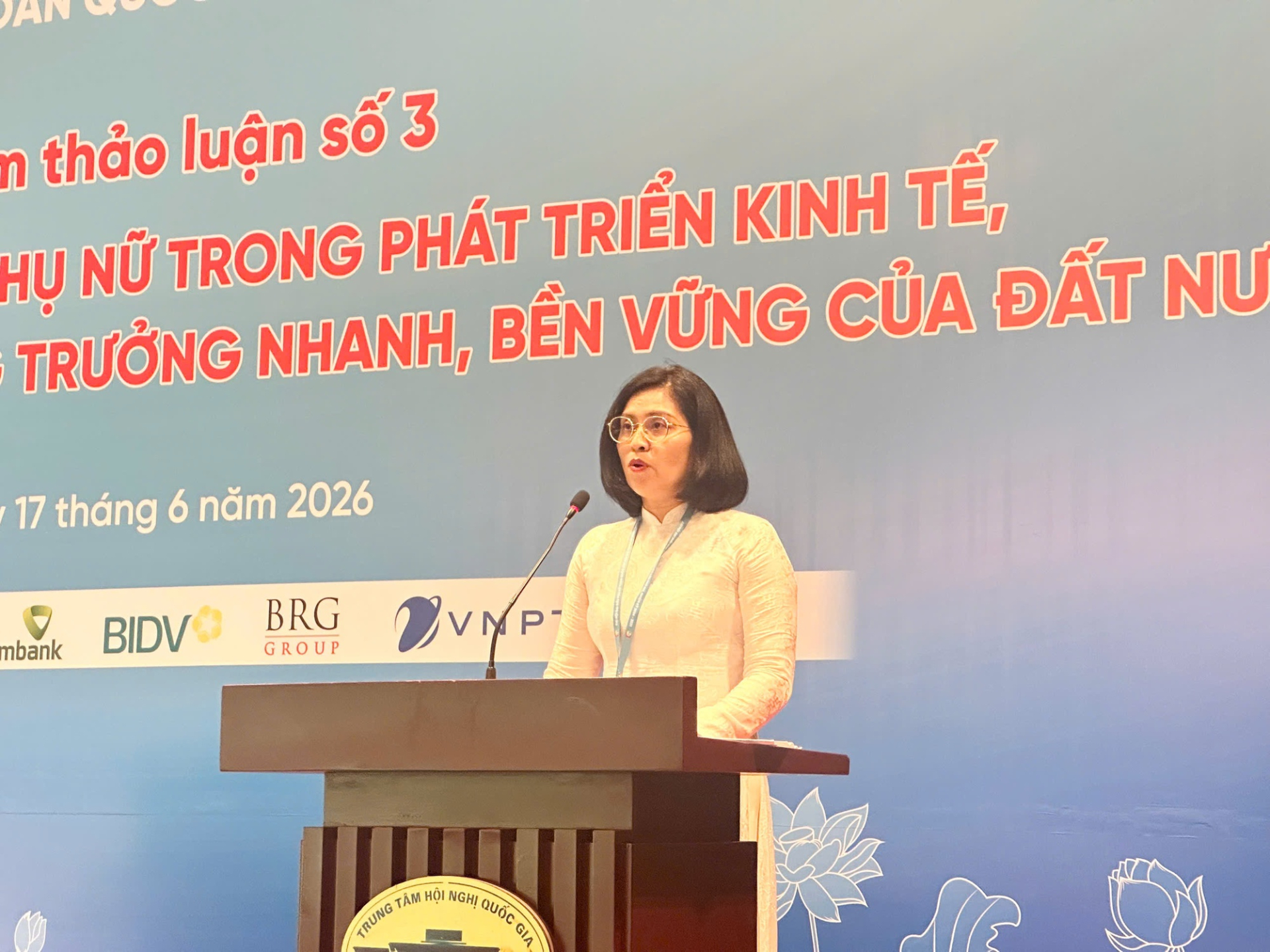 Bà Trịnh Thị Hương, Phó Cục trưởng Cục Phát triển doanh nghiệp tư nhân và kinh tế tập thể, Bộ Tài chính, trình bày tham luận tại phiên thảo luận về vai trò phụ nữ trong phát triển kinh tế ngày 17/6/2026. Ảnh: VGP/Vũ Phong.