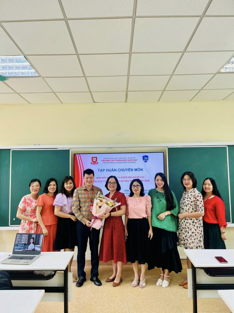 PGS.TS Phạm Thị Thu Hiền cùng giáo viên tổ Ngữ văn trong buổi tập huấn về đổi mới dạy học và kiểm tra đánh giá môn Ngữ văn 12. Ảnh: HES/ĐHQGHN.