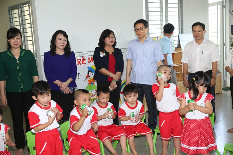 Phó Thủ tướng Vũ Đức Đam thăm nhóm lớp mầm non tư thục Bình An, phường Long Bình, Đồng Nai, tháng 12/2017. Ảnh: VGP/Đình Nam.