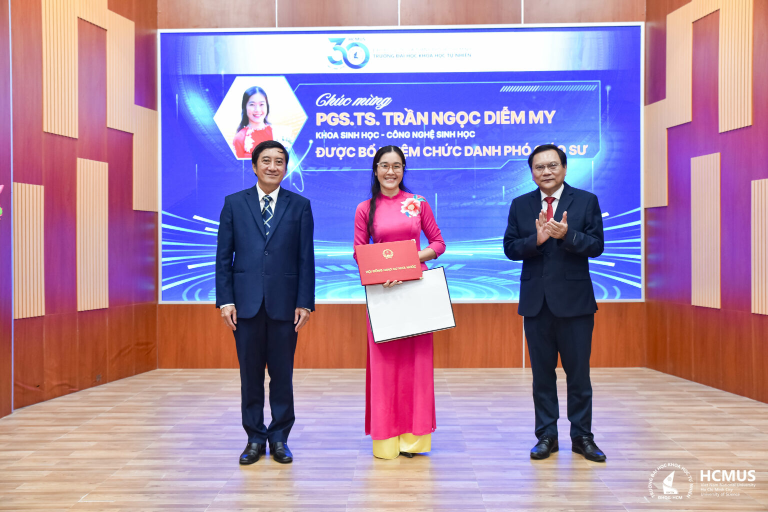 PGS.TS Trần Ngọc Diễm My tại lễ trao quyết định sau khi được công nhận đạt chuẩn chức danh Phó giáo sư năm 2025. Ảnh: Trường Đại học Khoa học tự nhiên, ĐHQG-HCM.
