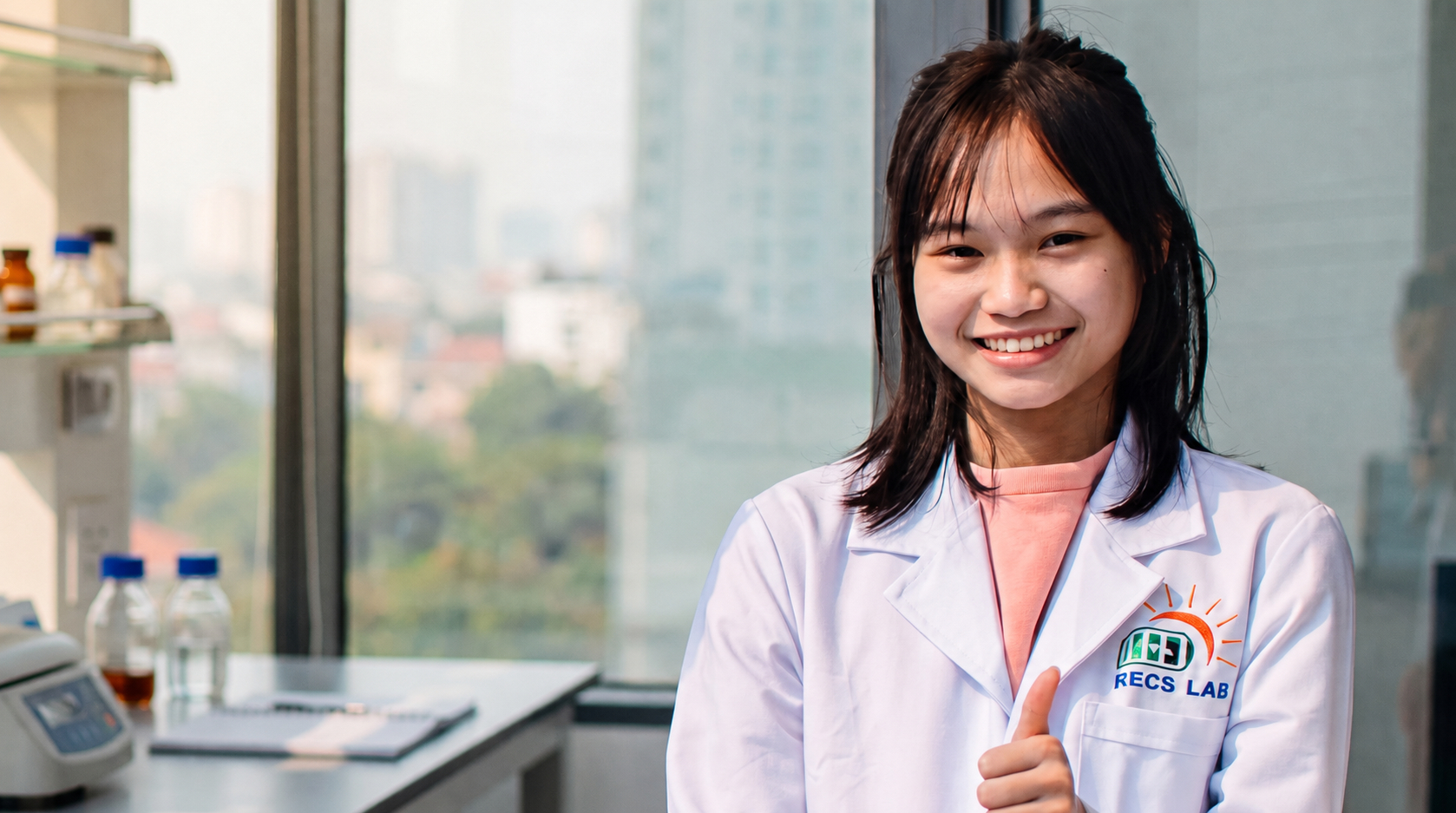 Kỹ sư Lê Thị Hậu trong hình ảnh được RECS Lab đăng kèm thông tin bà nhận học bổng thực tập ngắn hạn tại Đại học Quốc gia Chungnam, Hàn Quốc, năm 2025. Ảnh: RECS Lab/Đại học Phenikaa.