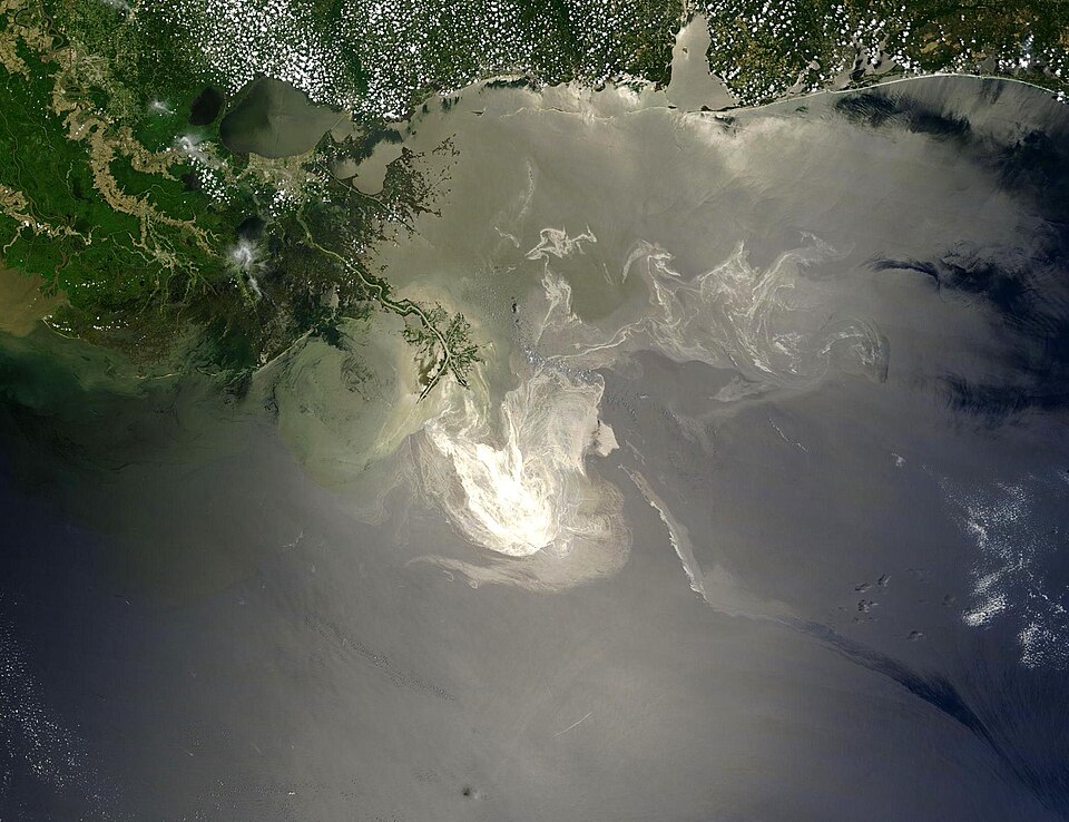 Vệt dầu trên Vịnh Mexico trong sự cố Deepwater Horizon được vệ tinh Terra của NASA ghi lại ngày 24/5/2010. Ảnh minh họa cho bài toán thu gom dầu trên mặt nước, không phải hiện trường thử nghiệm của nghiên cứu. Ảnh: NASA/GSFC, public domain.