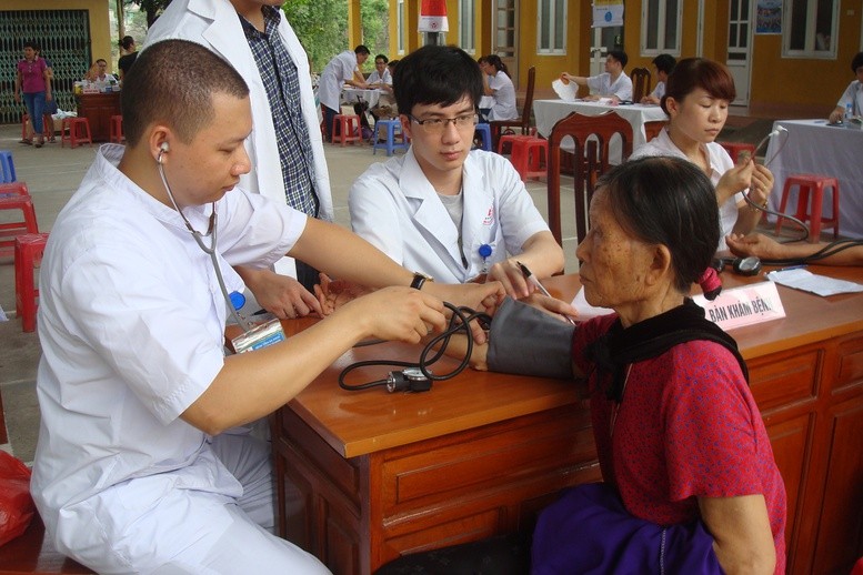 Người cao tuổi được kiểm tra sức khỏe trong chương trình khám bệnh, tư vấn và cấp thuốc miễn phí. Ảnh: VGP/Thúy Hà.