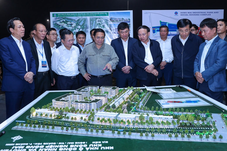 Thủ tướng Phạm Minh Chính khảo sát dự án Khu nhà ở cho công nhân và chuyên gia Khu công nghiệp Đông Mai, Quảng Ninh, tháng 2/2023. Ảnh: VGP/Nhật Bắc.
