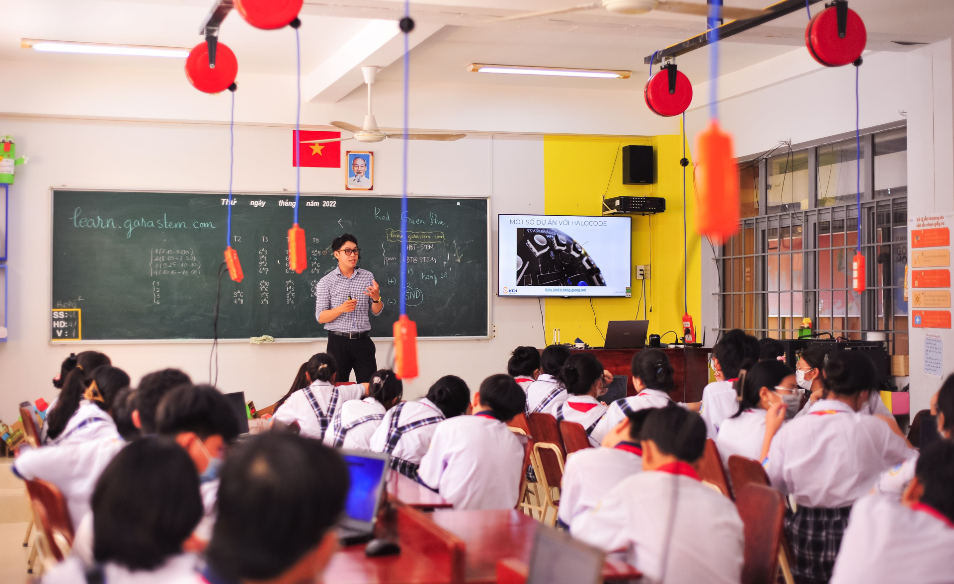 Chú thích: Một tiết học tại Việt Nam. Khi AI được đưa vào lớp học, điều quan trọng không chỉ là học sinh biết sử dụng công cụ mà còn phải giữ được hoạt động suy nghĩ, kiểm chứng và tạo lập sản phẩm của chính mình. Ảnh minh họa: C.T. PHAT/Pexels.