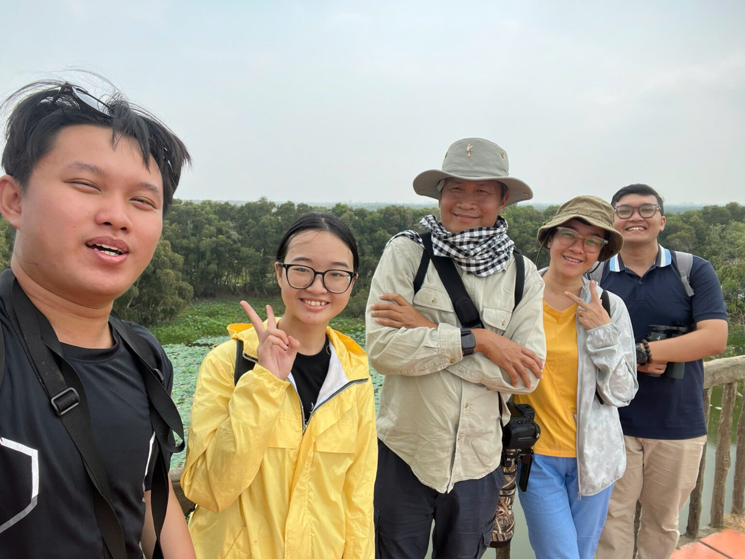 PGS.TS Trần Ngọc Diễm My (thứ hai từ phải sang) trong một chuyến thực địa tại Vườn quốc gia Tràm Chim. Ảnh: Trường Đại học Khoa học tự nhiên, ĐHQG-HCM.