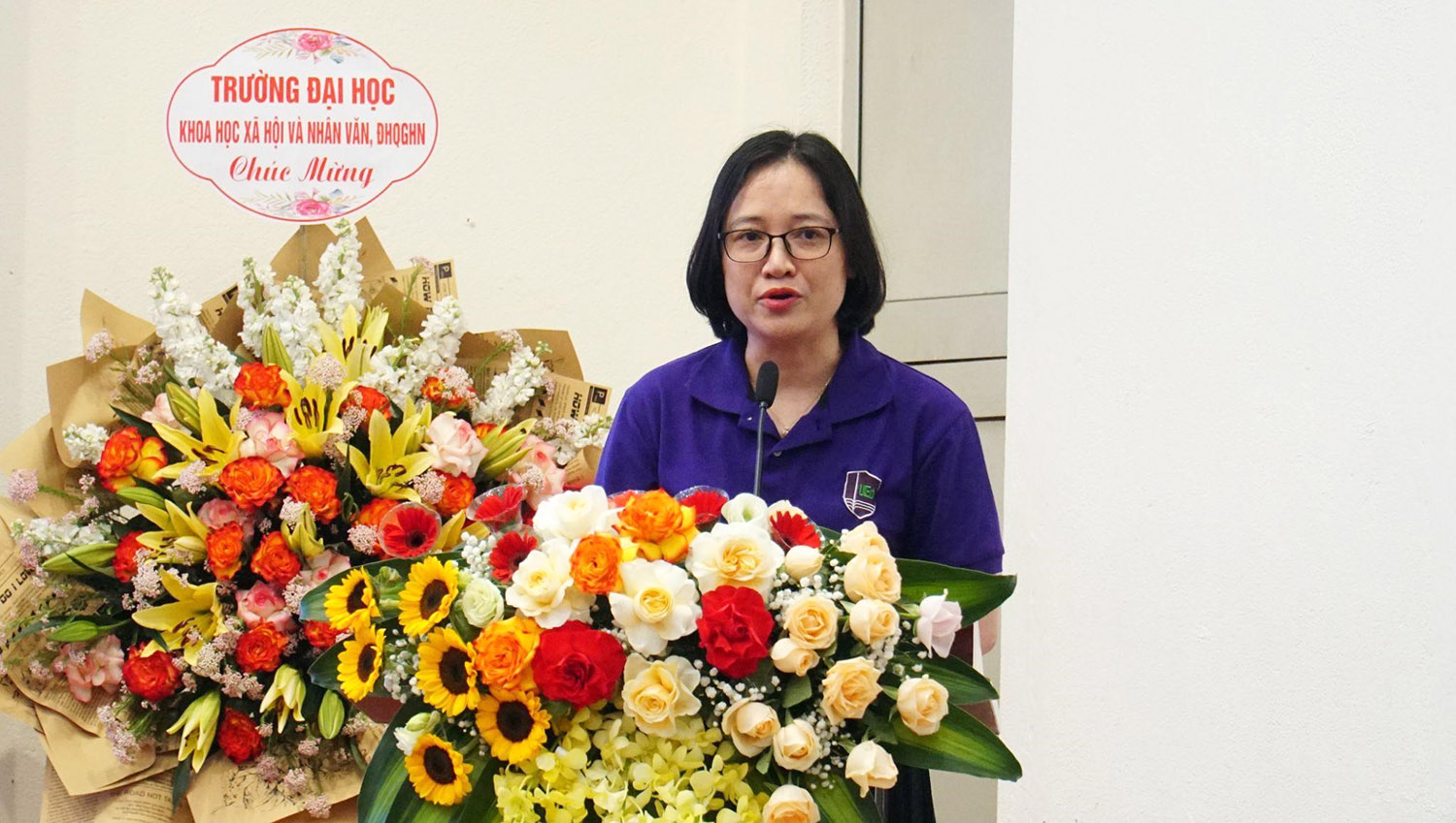 PGS.TS Phạm Thị Thu Hiền trình bày báo cáo chuyên môn về đánh giá môn Ngữ văn tại hội thảo của Đại học Quốc gia Hà Nội năm 2024. Ảnh: Ngọc Thủy/VNU Media.