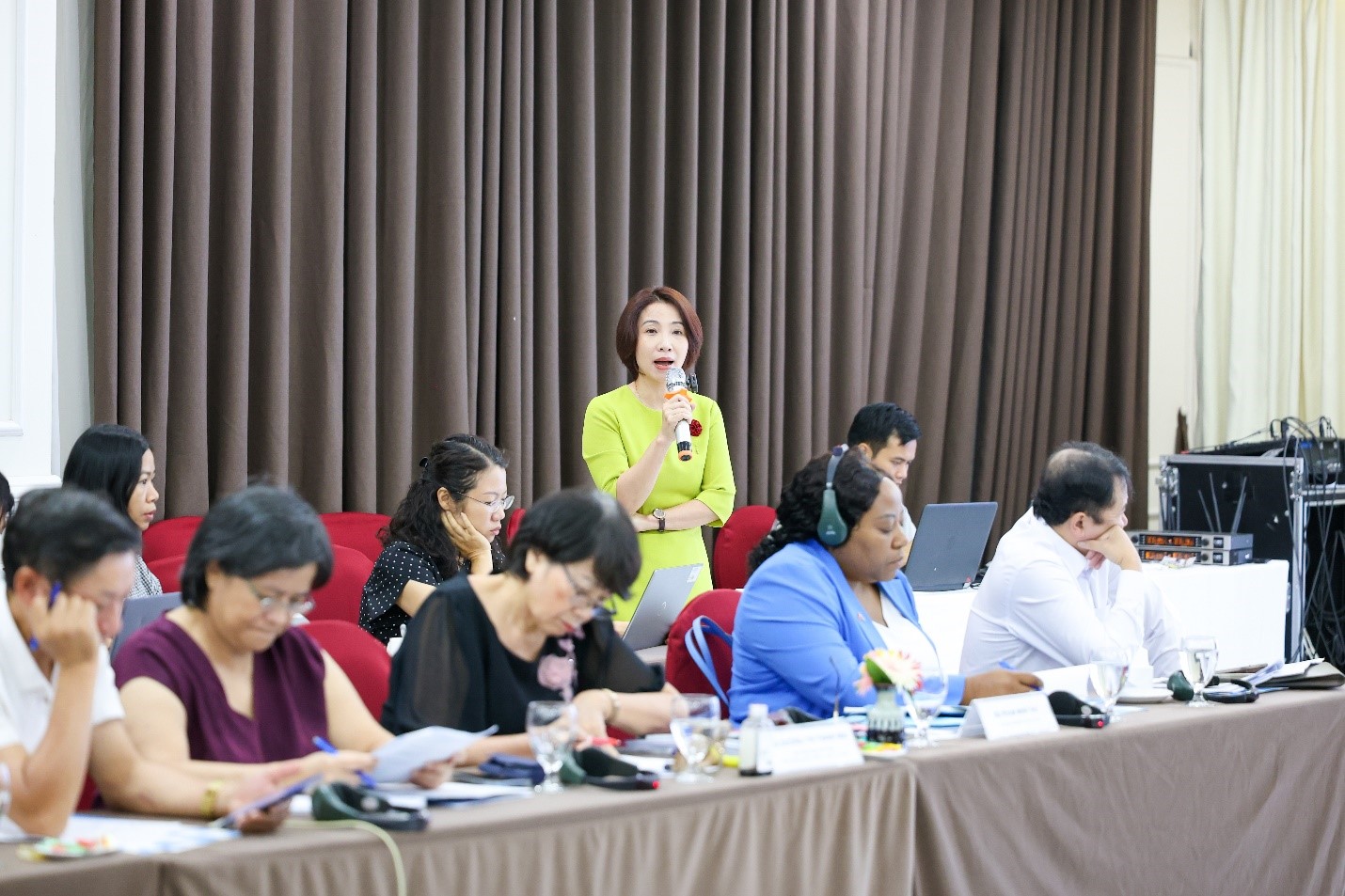 Bà Phạm Minh Thu, Trưởng nhóm nghiên cứu, trình bày kết quả nghiên cứu về cơ cấu tổ chức và quản lý nhà nước về bình đẳng giới. Ảnh: Viện Khoa học Tổ chức nhà nước và Lao động.
