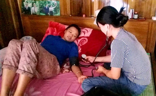 Cô đỡ thôn bản Khoàng Thị Đem, bản Nà Cang, xã Chà Nưa, huyện Nậm Pồ, tư vấn và kiểm tra sức khỏe cho thai phụ tại nhà. Ảnh: Anh Nguyễn.