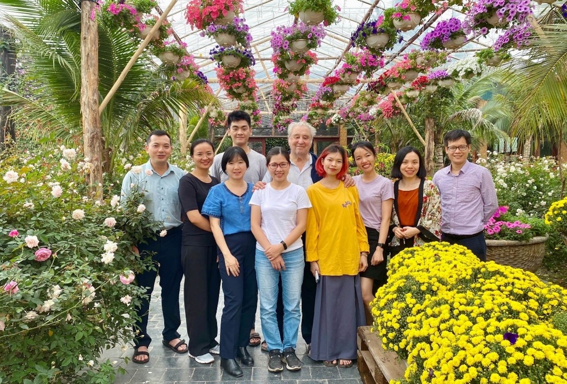 TS Đỗ Thị Hoài (thứ tư từ trái sang, hàng đầu) cùng nhóm nghiên cứu tại Trung tâm Vũ trụ Việt Nam. Ảnh: Viện Hàn lâm Khoa học và Công nghệ Việt Nam.