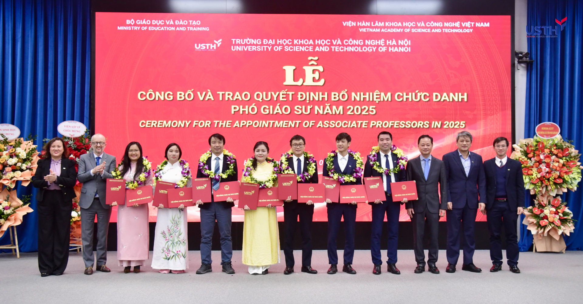 PGS.TS Mai Thị Phương Nga, áo dài vàng nhạt ở gần giữa ảnh, cùng cán bộ và giảng viên USTH tại lễ công bố quyết định bổ nhiệm chức danh Phó Giáo sư năm 2025. Ảnh: USTH.