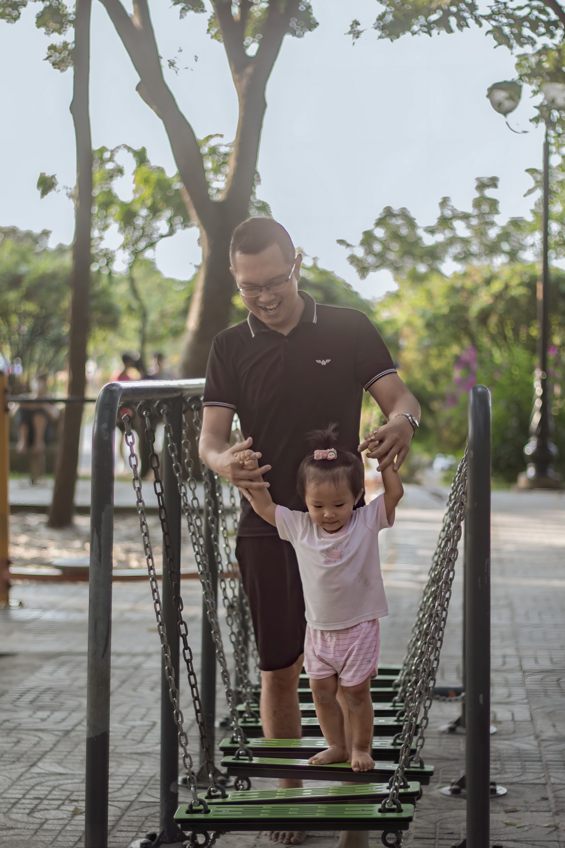 Người cha đồng hành cùng con gái trong hoạt động vui chơi tại TP.HCM. Sự tham gia của người cha mở rộng vai trò chăm sóc ngoài khuôn mẫu “người kiếm tiền chính”. Ảnh minh họa: Duy's House of Photo/Pexels.