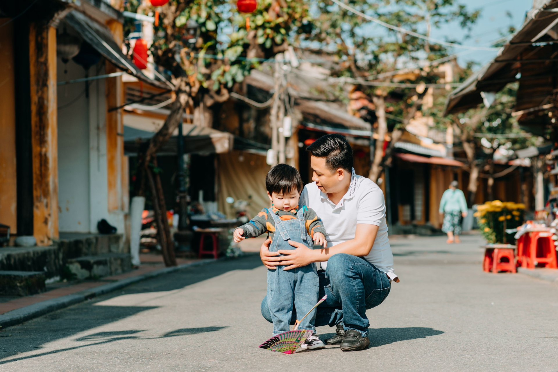 Người cha dành thời gian vui chơi cùng con, một phần của trách nhiệm chăm sóc và gắn kết gia đình. Ảnh minh họa: Trần Long/Pexels.