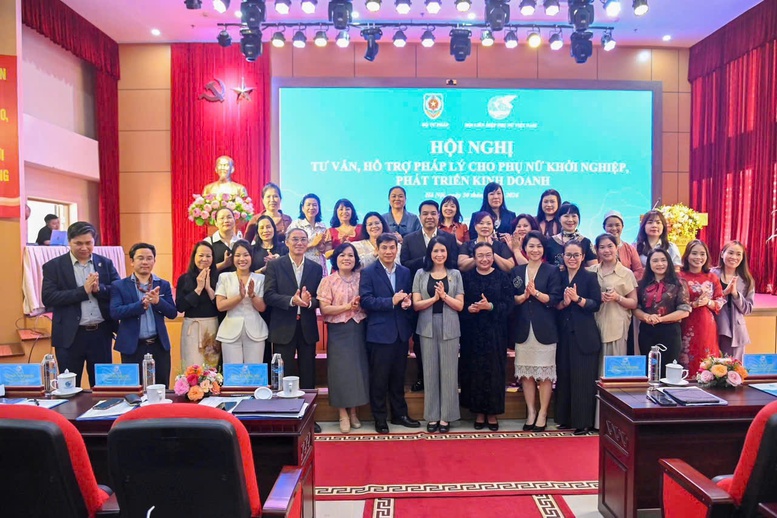 Các đại biểu tham dự chương trình tư vấn, hỗ trợ pháp lý về thuế cho phụ nữ khởi nghiệp và phát triển kinh doanh tháng 3/2026. Ảnh: VGP/LS.